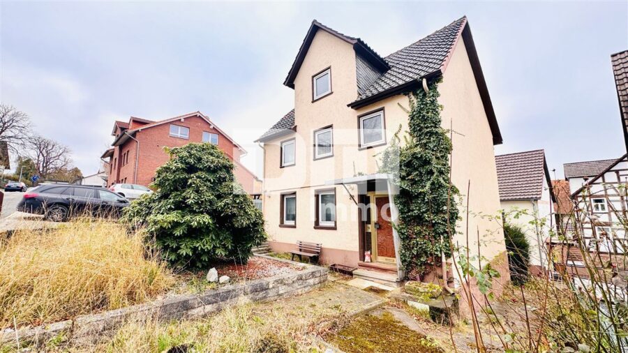 (R)eserviert!Sanierungsbedürftiges Einfamilienhaus + Doppelgarage in gesuchter Lage - Vorgartenbereich